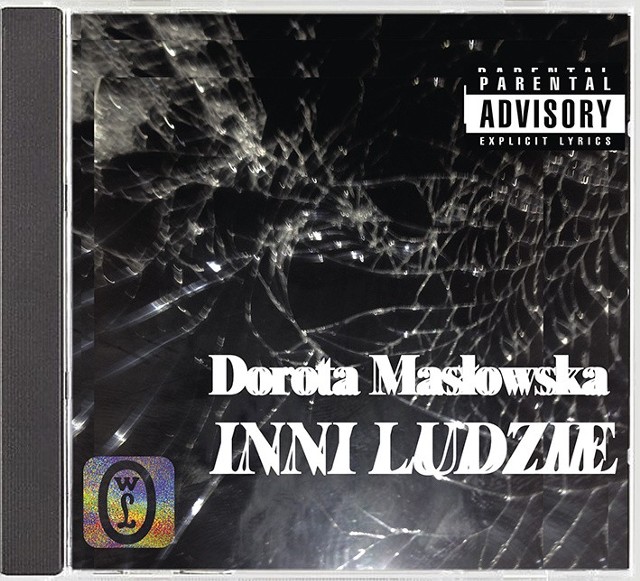 Dorota Masłowska  zadebiutowała w 2002 powieścią "Wojna polsko-ruska pod flagą biało-czerwoną", wydany dwa lata później "Paw królowej" przyniósł jej nagrodę Nike. W 2012 ukazała się jej trzecia powieść "Kochanie, zabiłam nasze koty".  W 2018 roku Masłowska powróciła poematem „Inni ludzie”. W 2013 roku, nakładem Wydawnictwa Literackiego wydany został wywiad rzeka z autorką pt. "Dusza światowa", rok później adresowana do dzieci i dorosłych książka "Jak zostałam wiedźmą", zaś w 2015 i 2017 roku ukazały się dwa zbiory jej felietonów, kolejno "Więcej niż możesz zjeść" oraz "Jak przejąć kontrolę nad światem, nie wychodząc z domu". Jej dramat "Dwoje biednych Rumunów mówiących po polsku" wystawiany był m.in w Australii, USA i na Sachalinie. Za napisaną dla Teatru Rozmaitości sztukę "Między nami dobrze jest" (2008) otrzymała nagrodę Ministra Kultury. W 2014 roku pod pseudonimem Mister D ukazała się jej płyta "Społeczeństwo jest niemiłe."