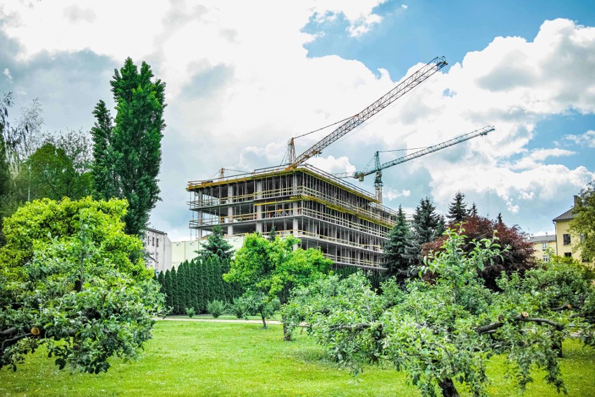 Kraków. Rośnie apartamentowiec na Stradomiu. Ratują polichromie, ale inwestycja wciąż wzbudza kontrowersje [ZDJĘCIA]