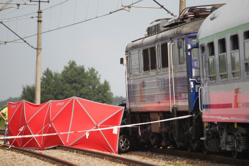 Toyota zderzyła się z pociągiem w Wierzawicach. Zginęły 2 osoby  [ZDJĘCIA]