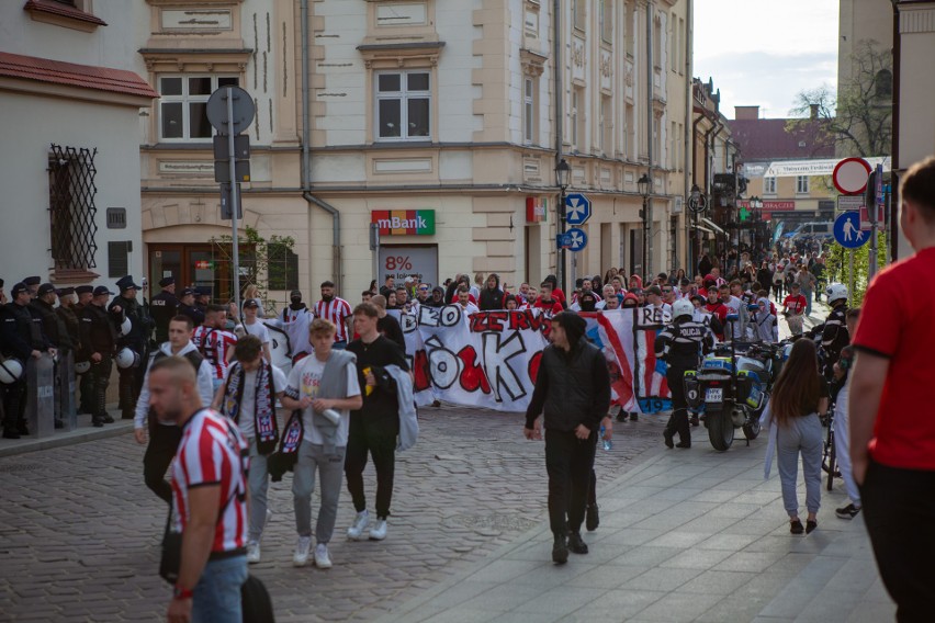 Marsz kibiców Resovii ulicami Rzeszowa na stadion [ZDJĘCIA]