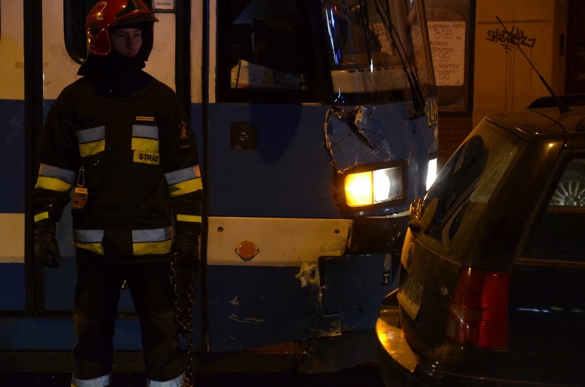 Wrocław: Wypadek na Sienkiewicza. Volkswagen zderzył się z tramwajem (ZDJĘCIA)