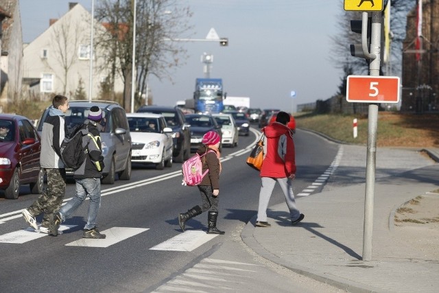 Dziś jazda krajową piątką to męka dla kierowców. Piesi też nie mają łatwego życia