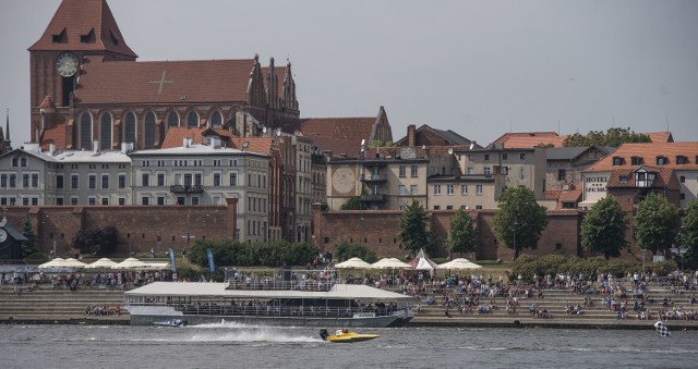 Motorowodne Mistrzostwa Europy i Międzynarodowe Motorowodne Mistrzostwa Polski odbywają się między mostami - im. Józefa Piłsudskiego i kolejowym.Zawodnicy pokonują trasę oznaczoną 4 bojami, mającą 1500 m w kierunku przeciwnym do ruchu wskazówek zegara.Pogoda na niedzielę, wideo: TVN Meteo Active/x-news