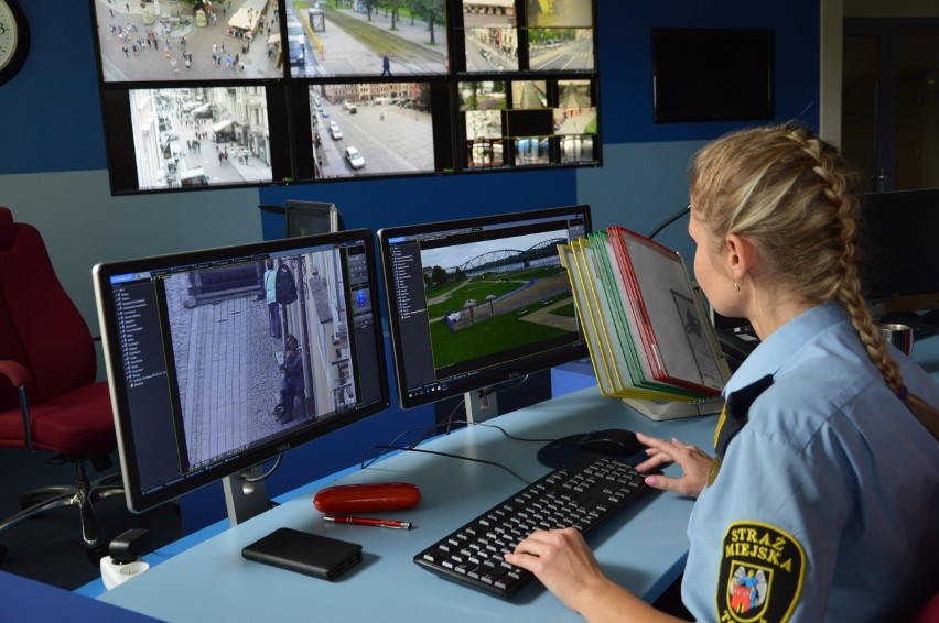 Strażnicy miejscy kontrolowali komunikację miejską w Toruniu. Były mandaty za brak maseczek