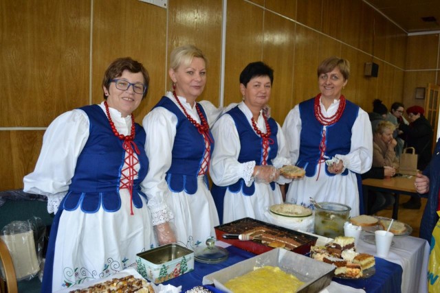 Kolędy i pastorałki płynęły ze sceny w wykonaniu stałych bywalców, czyli zespołu Kruszynioki oraz debiutujących na tym jarmarku zespołu Polskie Kwiaty. W oddziale KPODR w Przysieku odbył się tradycyjny Jarmark Adwentowy. Były chrupiące pierogi, przepyszne ciasta i lokalne specjały. Po raz XI rozstrzygnięto też konkurs szopek bożonarodzeniowych. W tym roku w kategorii osób dorosłych wygrała ta wykonana z suszonych liści kukurydzy. Na zdjęciu Stowarzyszenie Miłośników Ziemi Krajeńskiej w Samsiecznie