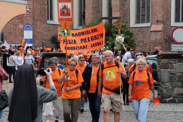 Po raz 31. z bazyliki wyruszyła grudziądzka piesza pielgrzymka na Jasną Górę. Uczestniczy w niej 70 pątników. Każdego dnia marszu zamierzają pokonywać około 30-40 kilometrów.