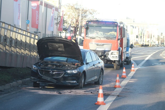 W środę (27 grudnia) we Wrocławiu doszło do wypadku. Na ulicy Krakowskiej dachował samochód.