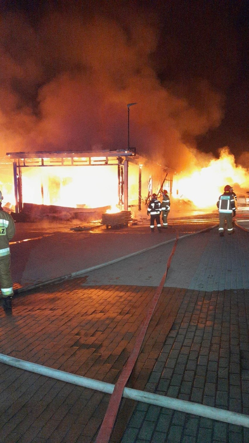 Duży pożar w powiecie kartuskim. W Delowie zapłonął magazyn...