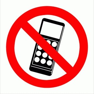 Wiele szkół po podobnych incydentach wprowadziło zakaz używania na ich terenie telefonów komórkowych.