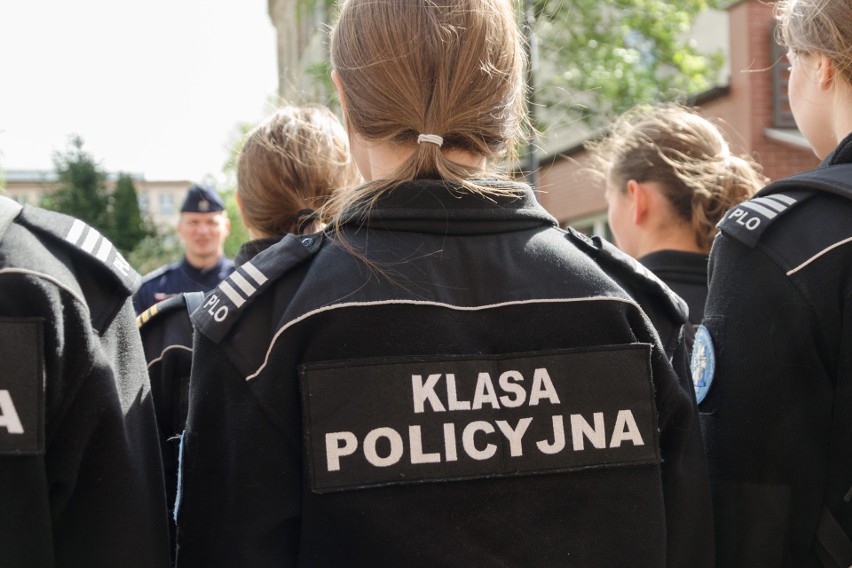 Uczniowie z ZSI w Szkole Policji w Słupsku. Poznali środki przymusu bezpośredniego [zdjęcia]