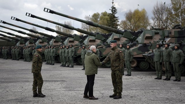 Przekazanie ośmiu samobieżnych haubic Krab wraz z wozami towarzyszącymi tworzącymi Dywizjonowy Moduł Ogniowy