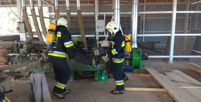 Strażacy zawodowi oraz strażacy ochotnicy z terenu gminy Białobrzegi uczestniczyli w specjalnych ćwiczeniach doskonalących.
