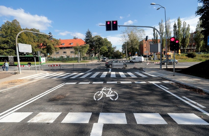 Rowerzyści czują się bezpieczniej przy skręcie w lewo. Co ze śluzami rowerowymi w Szczecinie?  