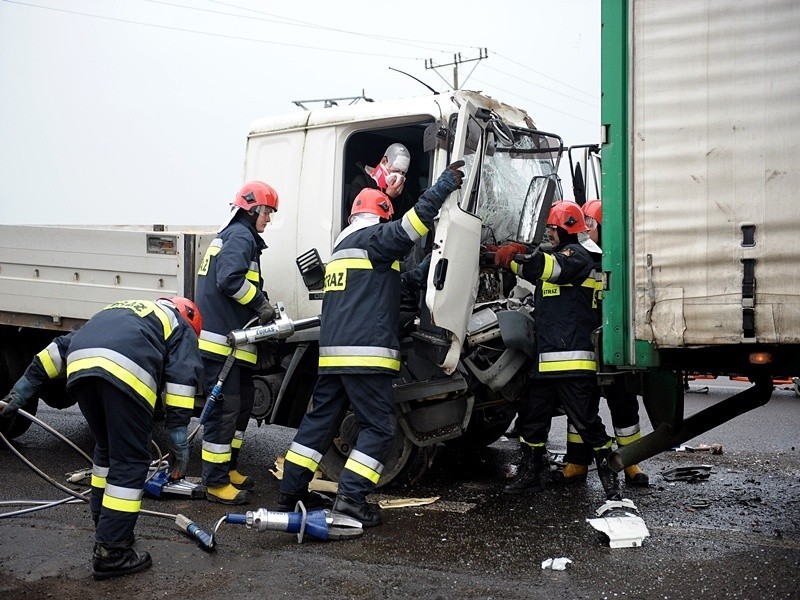 Wypadek w Duńkowiczkach. Dwie osoby uwięzione w kabinie [ZDJĘCIA]