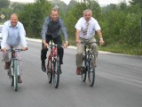 Rower zamiast wstęgi na otwarciu nowej drogi w gminie Krasocin