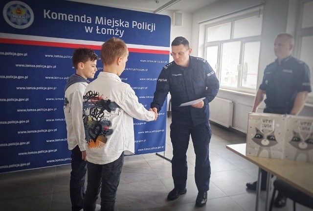 Prócz uścisku ręki inspektora Krzysztofa Woźniewskiego, chłopcy w nagrodę otrzymali dyplomy, zabawki oraz torbę pełną policyjnych gadżetów. Zwiedzili też komendę miejską.