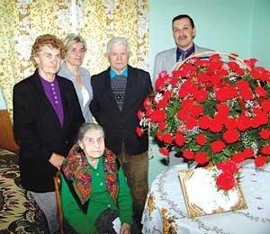 Sto róż od wójta Jacka Murawskiego dla Eugenii Puścian. Na zdjęciu stoją od prawej: wójt Murawski i syn jubilatki Tadeusz z rodziną