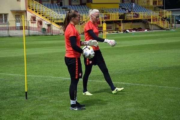 Bramkarki reprezentacji Polski, Katarzyna Kiedrzynek (z prawej) i Anna Szymańska.