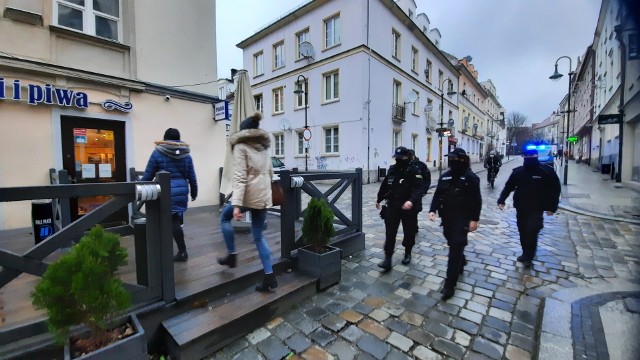 Opole. Pijalnia Wódki i Piwa wznowiła działalność. Na miejscu ok. godz. 16.00 pojawili się pierwsi klienci oraz... policja.