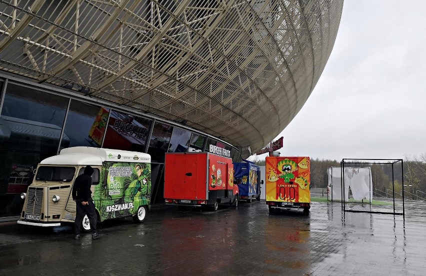 Kraków. Rozpoczęły się prace przy budowie Arena Garden. Pojawiły się kolejne food trucki [ZDJĘCIA]