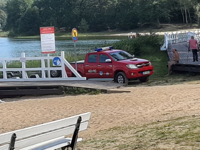 Nad jeziorem Jeleń trwają poszukiwania zaginionej osoby. Strażacy otrzymali informację o pozostawionych rzeczach na plaży nad Jeziorem Jeleń. Specjalna grupa nurków z Kościerzyny przeszukuje jezioro. Trwa akcja poszukiwawcza.