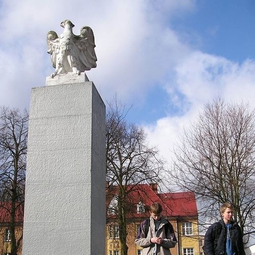 Pomnik Orła Białego zostanie przeniesiony w inne miejsce w parku.