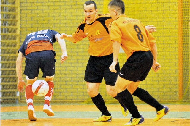 Futsaliści Elhurtu Elmetu Heliosa Białystok (pomarańczowe koszulki) mogą dziś przybliżyć się do I ligi