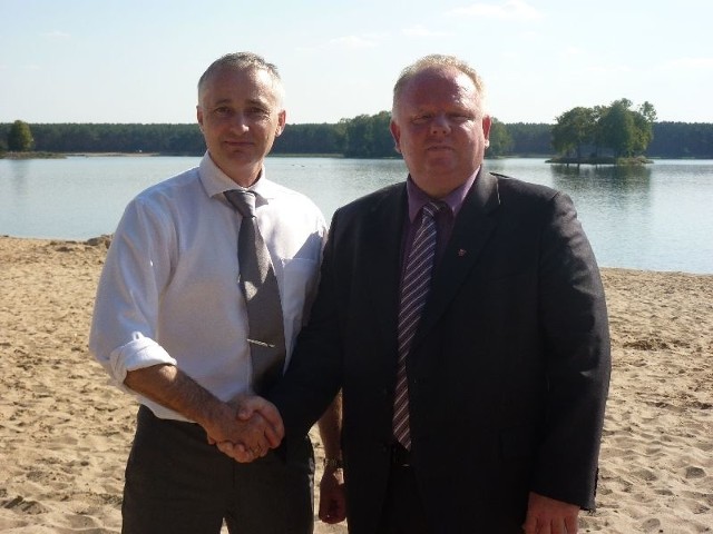 Burmistrz Końskich Michał Cichocki i starosta Bogdan Soboń podpisali ważną umowę dotyczącą własności gruntów pod zbiornikiem w Sielpi.