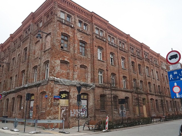 Trwa gruntowny remont zabytkowej famuły Poznańskiego w pobliżu Manufaktury w centrum Łodzi.