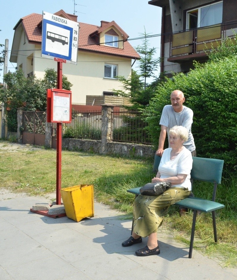 Na przystanku MPK przy ul. Traktorowej. Prywatna ławeczka dla teściowej