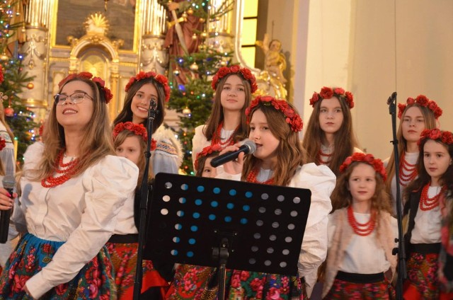 Guzowianki kolędowały w Suchej w gminie Pionki. Zobaczcie zdjęcia na kolejnych slajdach.