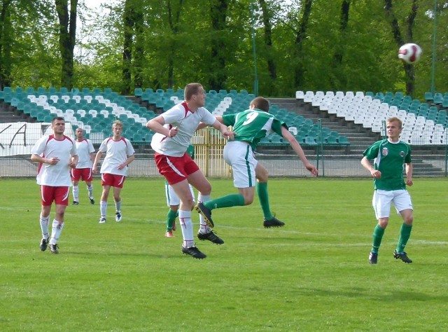 Iskra Gózd (w biało-czerwonych strojach) uległa 0:2 rezerwom Radomiaka Radom.