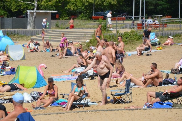 W niedzielę na miejskiej plaży nad zalewem rejowskim wypoczywało wielu ludzi.