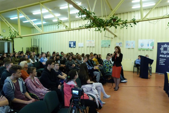 Młodzież szkolna i zaproszeni gimnazjaliści z Opola wzięli udział w wykładach i dyskusjach.
