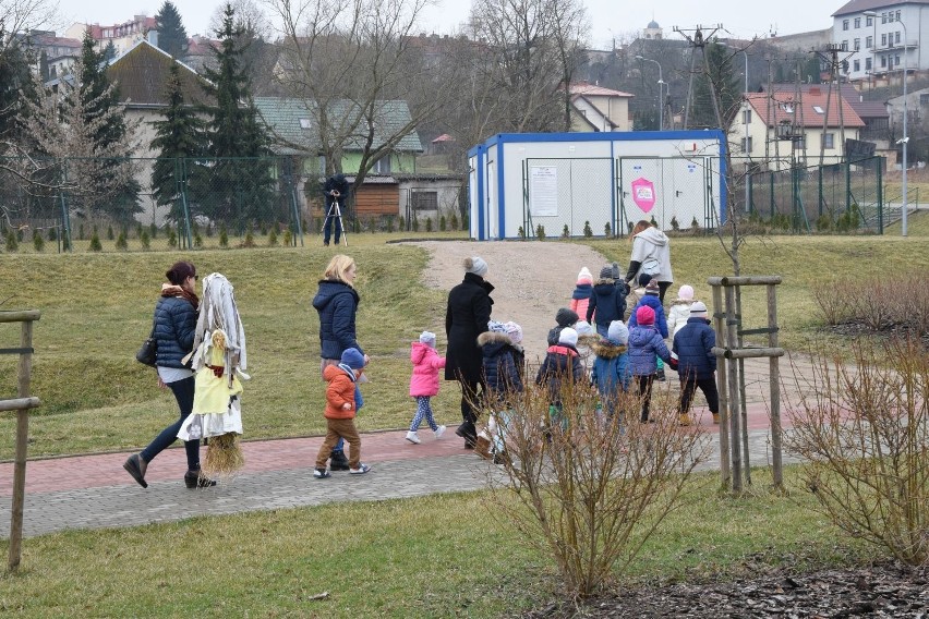 Łomża. Przedszkolaki spaliły marzannę w ognisku (zdjęcia, wideo)