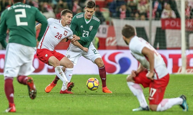 13.11.2017  gdansk. stadion energa gdansk. pilka nozna. mecz towarzyski: polska - meksyk  nz.  jakub swierczok cesar montes  fot. karolina misztal / polska press/dziennik baltycki