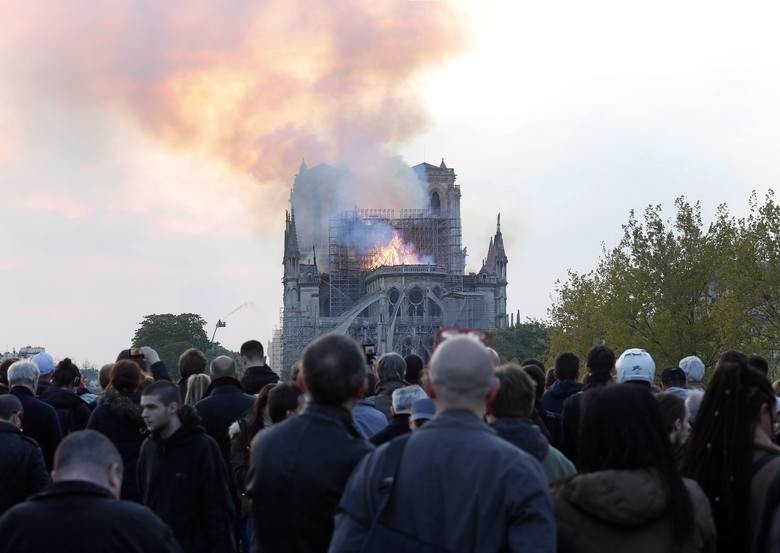 Pożar Katedry Notre Dame w Paryżu. Symbol Francji w ogniu! Anne Hidalgo: znajdziemy siły, by się podnieść.