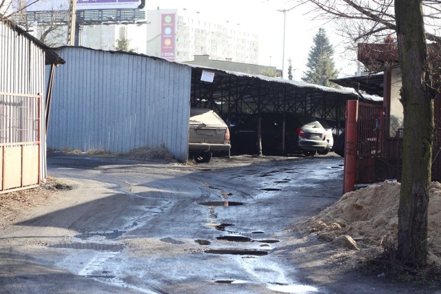 Miesięczny abonament na parking na Chojnach kosztuje 135 zł, roczny - 1 tys. zł. Mieści się tutaj ok. 160 samochodów.