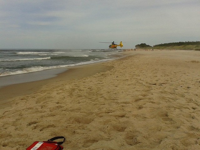 Dramatyczne zdarzenia na plażach powiatu sławieńskiego. 5 osób się topiło, 1 nie żyje.