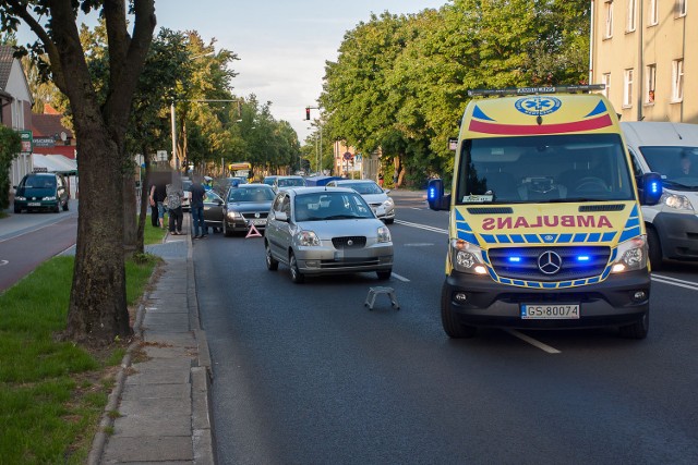 W piątek (29 lipca) około godz. 19 doszło do potrącenia pieszego na ul. Szczecińskiej, na wysokości lokalu Duo Cafe. Pieszy wbiegł na jezdnię w niedozwolonym miejscu. Na miejsce zdarzenia przyjechało pogotowie i policja. 