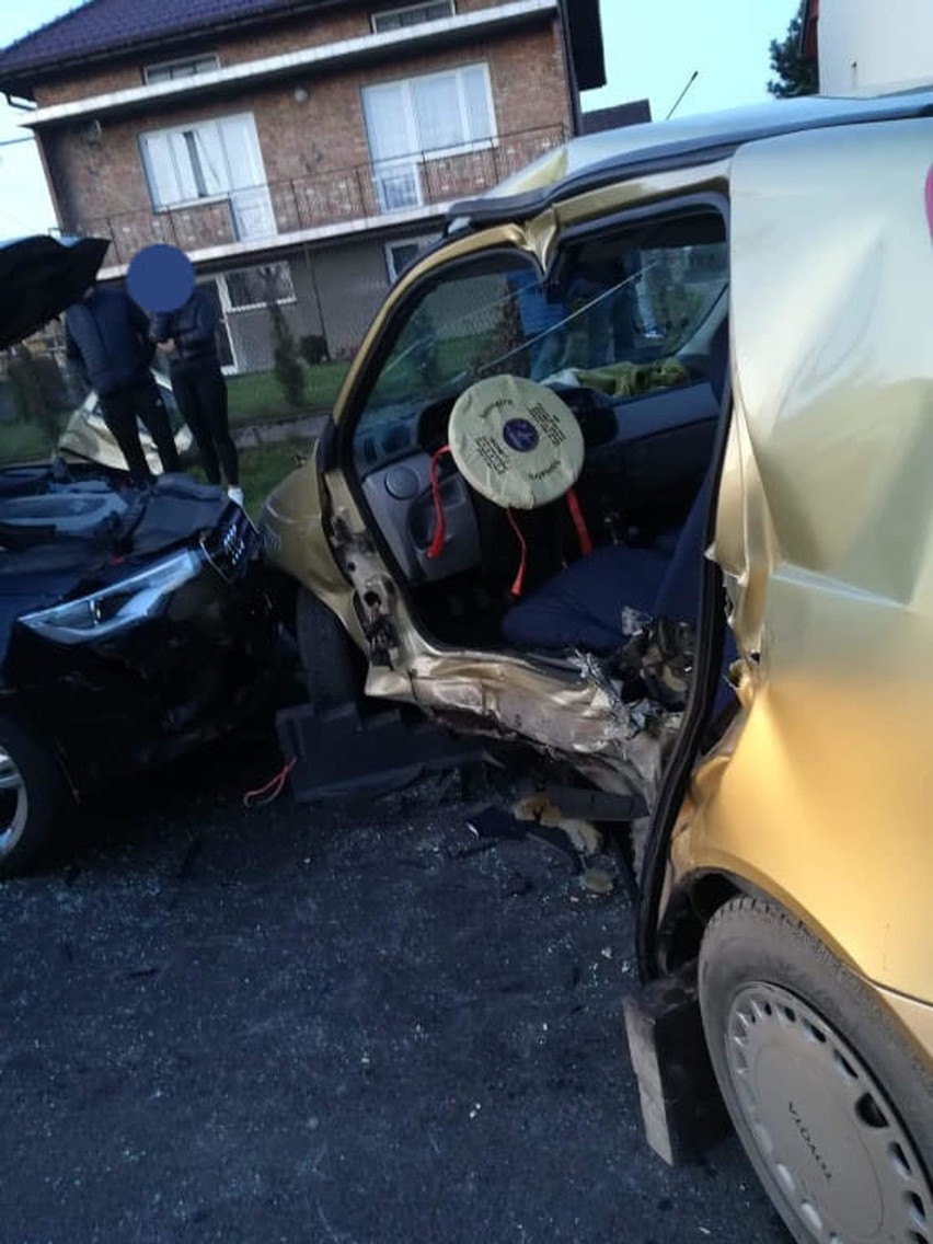 Wypadek w Kaszowie. Jedna osoba uwięziona w samochodzie. Wydostali ją strażacy