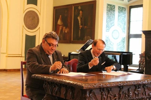 Umowę podpisali na Zamku Piastów Śląskich rektor UO prof. Stanisław Nicieja i dyrektor II LO Dariusz Byczkowski.