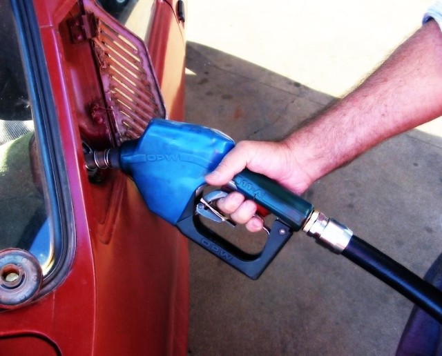 Szybko rosną ceny paliw na stacjach benzynowych.