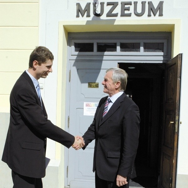 Burmistrz Berezowiec (z prawej) i marszałek Piątkowski w symbolicznym geście pojednania przed bielskim muzeum