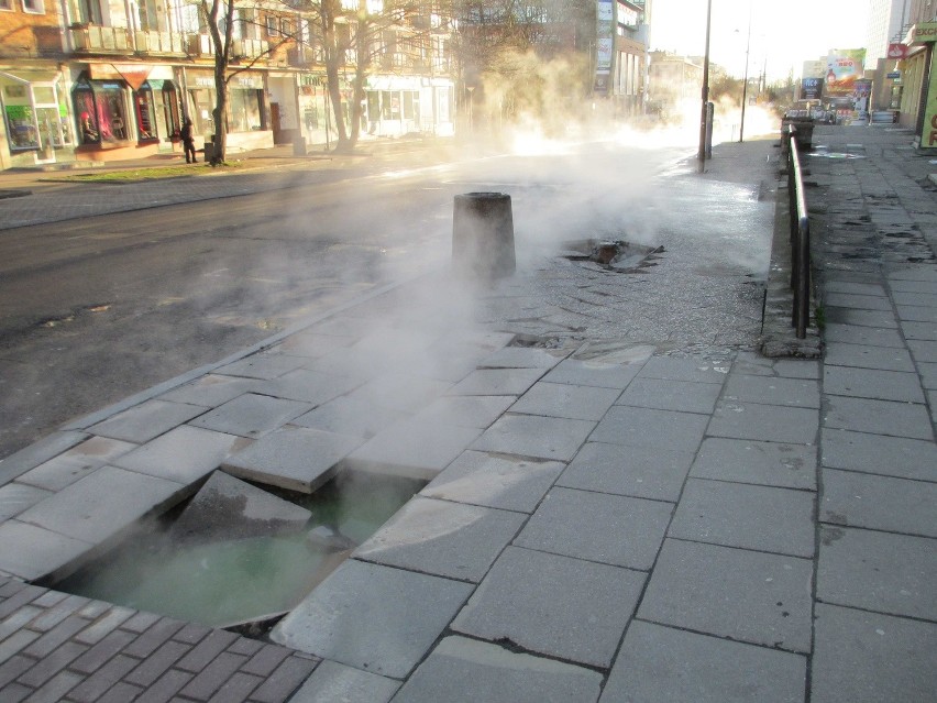 Uwaga, w centrum Gdańska pękła rura z gorącą wodą