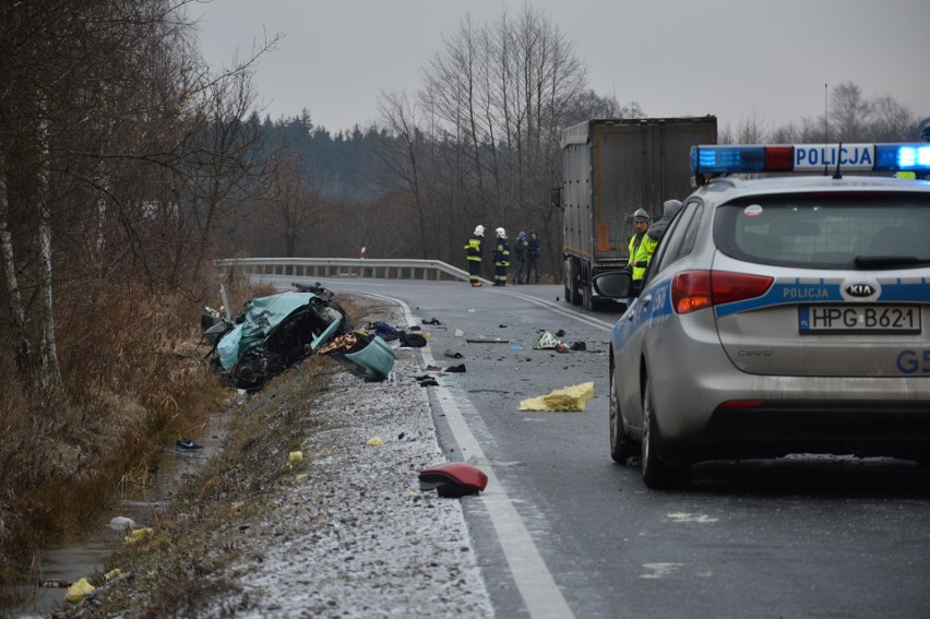 Tragiczny wypadek w Przyborowie. "Wjechali pod tira" [ZDJĘCIA, WIDEO]