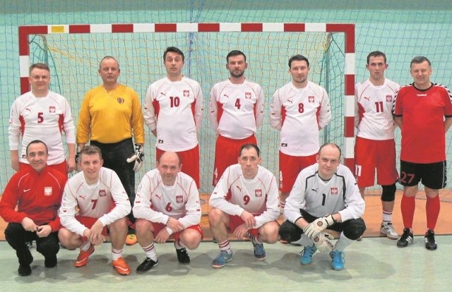  Ojciec Ezechiel (drugi z prawej w dolnym rzędzie) znalazł się w reprezentacji Polski księży na mistrzostwa Europy w Austrii.  