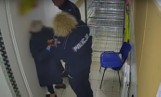 Policjanci, którzy pobili staruszkę na zapleczu sklepu stracą pracę