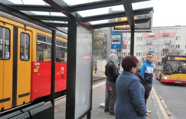 W miniony weekend ekipa zamontowała w gablocie na pętli w  Tarpnie nowe szyby. Wkrótce mają pojawić się w witrynie rozkłady jazdy miejskiej komunikacji.