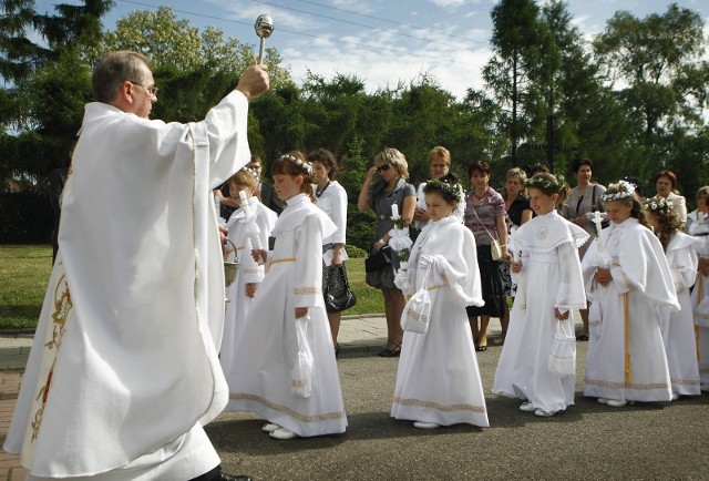 Kuria w Katowicach: maj bez grupowych uroczystości komunijnych. Jak będzie się odbywał sakrament?